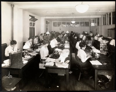 Femmes tapant à la machine dans un bureau de la Mantle Co. of America, New York - Byron Company